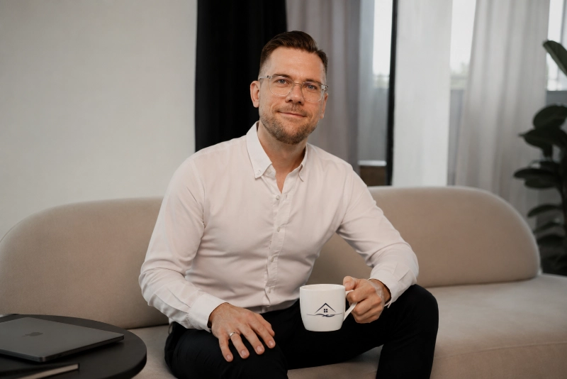 Portät von Dr. Robert Grünwald in einer modernen Umgebung in einem hellen Raum