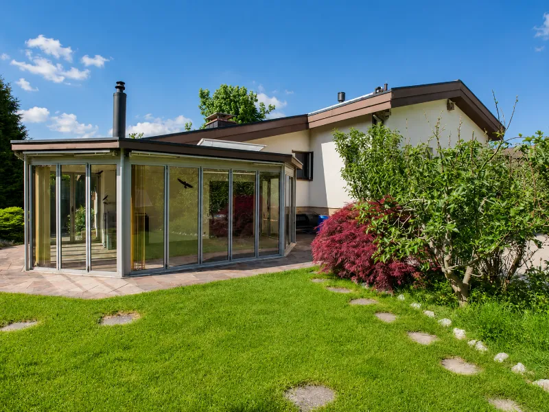 Modernes Gartenhaus bei Sonnenschein