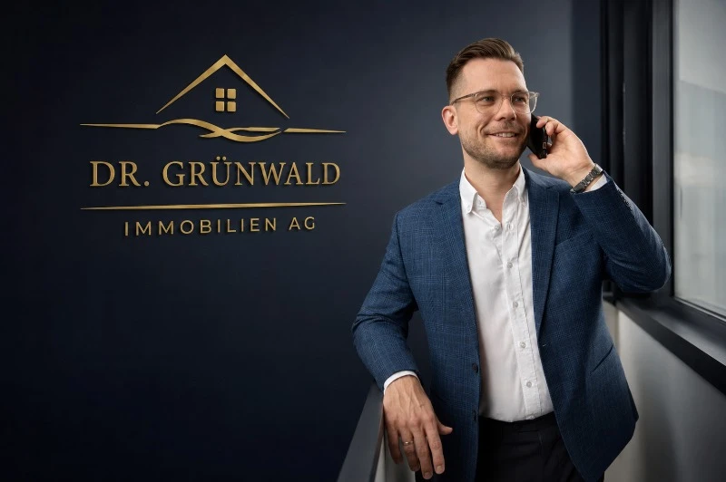 Dr. Robert Grünwald in professioneller Büroumgebung