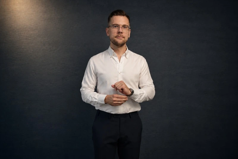 Professionelles Porträt mit neutraler Haltung Dr. Robert Grünwald