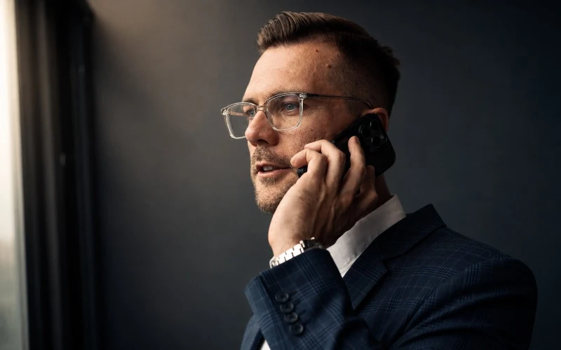 Nahaufnahme Dr. Robert Grünwald am Mobiltelefon