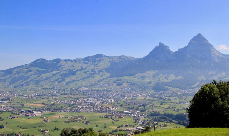 Luftbild von Schwyz mit den Mythen