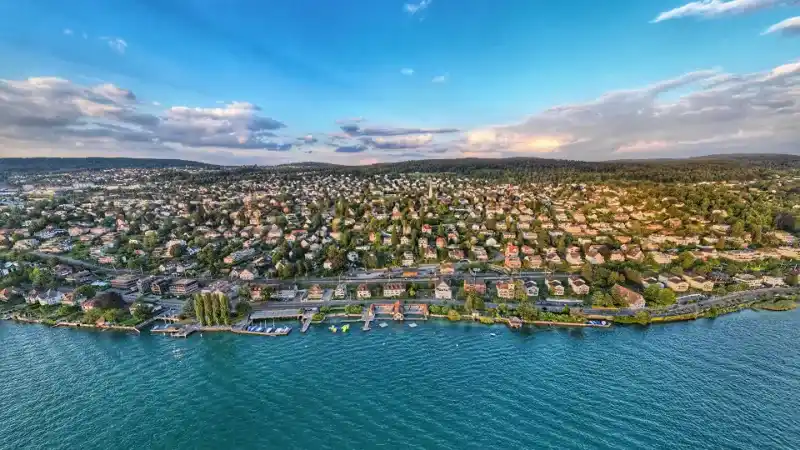 Luftaufnahme von Zollikon mit Wohnlagen am Zürichsee